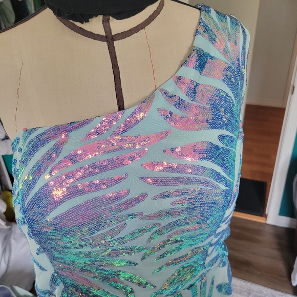 One Shoulder Sequins Dress - Picture 5 of 12